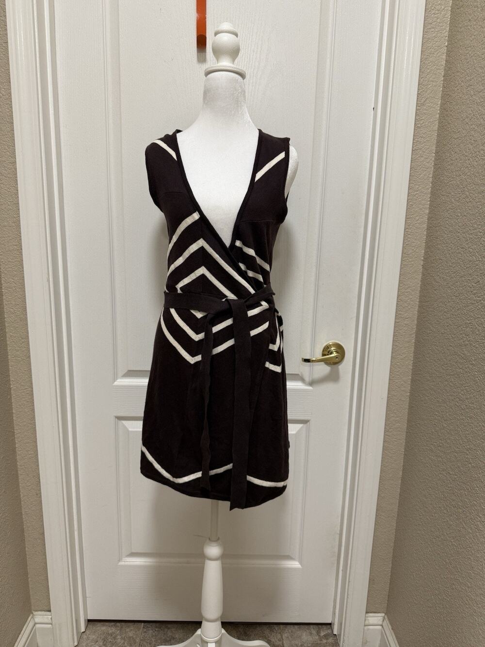 Alice + Olivia Wrap Knit Dress Medium Linen Blend Chevron Print Brown White EUC